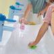 djeca peru ruke u dečjem umivaoniku i igraju se