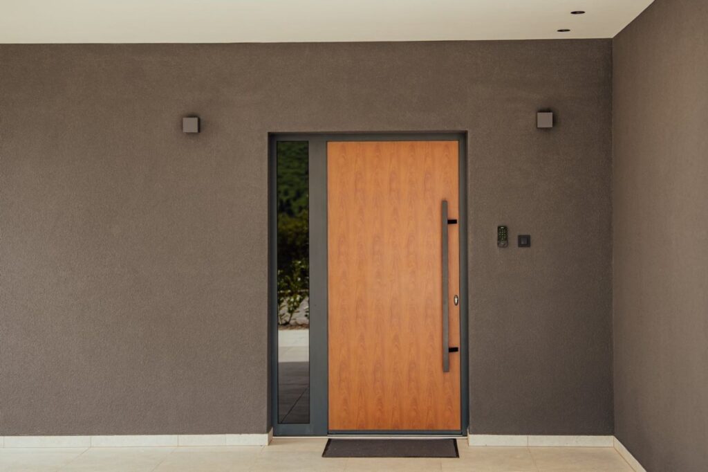 smeđi zid u hodniku s drvenim vratima i aluminijskim okvirom