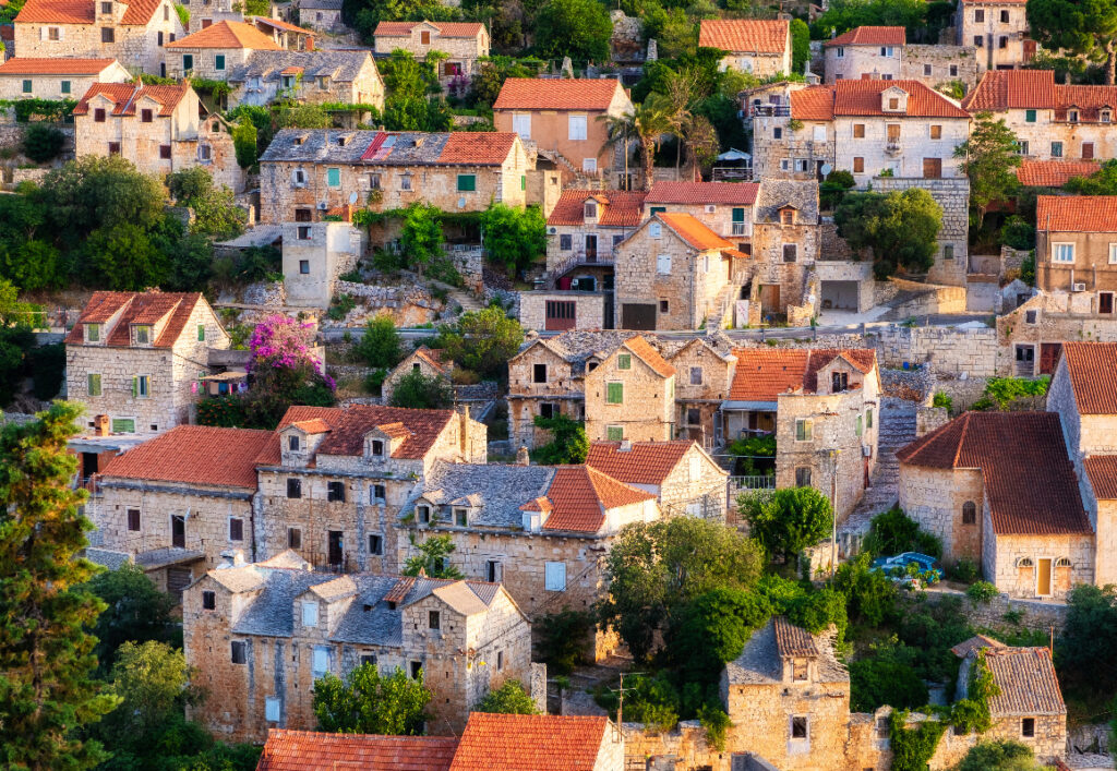 hrvatska stari grad ulice i drvece