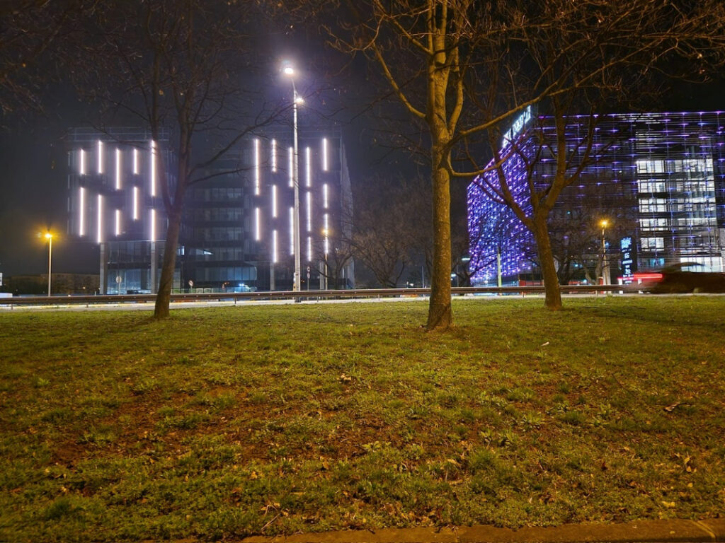 pogledna osetljenu zgradu u mraku